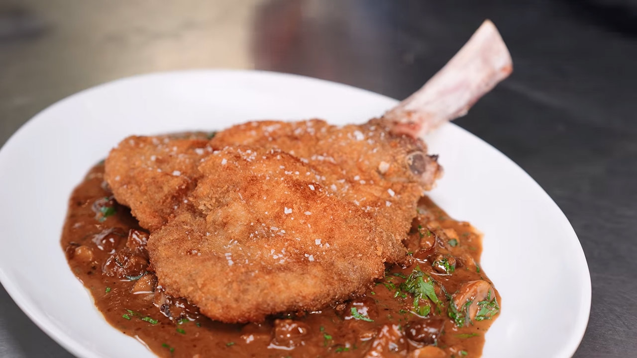 The Ultimate Pork Schnitzel with J&auml;ger Sauce: A Masterclass in Moisture and Crunch